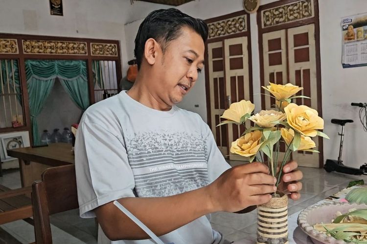 Tinggalkan Ibu Kota, Pemuda di Madiun Sulap Kulit Jagung Kering Jadi Barang Bernilai Ekonomis