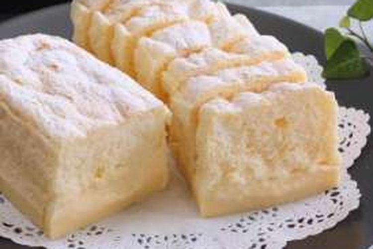 Pada dasarnya Magic cake adalah kue yang sederhana. Bahan-bahannya adalah telur, air, tepung, gula, susu, dan mentega. 