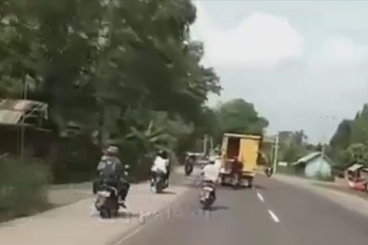 Foto hasil screenshoot dari video saat kawanan bajing loncat sedang menurunkan karung beras dari sebuah mobil boks di Jalintim Palembang-Ogan Ilir.

 