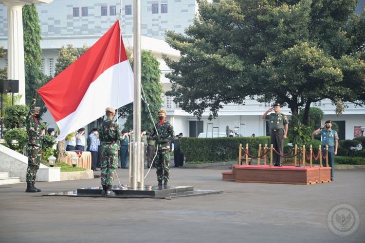 Upacara bendera bulanan yang diadakan Kementerian Pertahanan. 