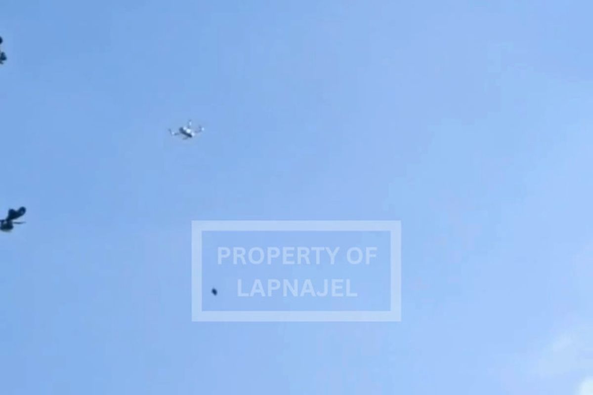 Sebuah drone terbang dan menjatuhkan barang berupa narkotika jenis sabu ke Lapas Kelas IIA Jelekong, Kabupaten Bandung, Jawa Barat, pada Sabtu lalu