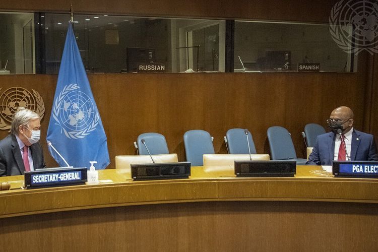 Sekretaris Jenderal PBB Antonio Guterres (kiri) saat bertemu dengan presiden terpilih Sidang Umum PBB ke-76, Abdulla Shahid (kanan), di Markas Besar PBB, New York, Amerika Serikat, Selasa (14/9/2021).