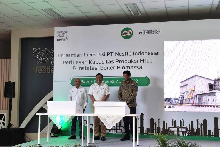 Menteri Koordinator Bidang Kemaritiman dan Investasi Luhut Binsar Pandjaitan didampingi Menkop UKM Teten Masduki menghadiri peresmian investasi PT Nestle Indonesia untuk perluasan kapasitas produksi Milo, di Karawang, Jawa Barat, Selasa (7/6/2022).