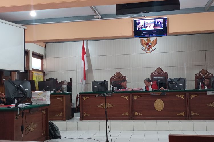 Suasana persidangan kasus robot trading Auto Trade Gold (ATG) dengan terdakwa Wahyu Kenzo dan kawan-kawannya (dkk) di Pengadilan Negeri (PN) Kelas I A Malang pada Rabu (6/9/2023).