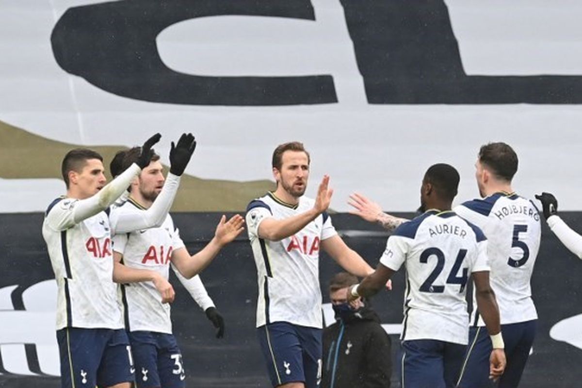 Para pemain Tottenham Hotspur merayakan gol dalam pertandingan melawan West Brom di Stadion Tottenham Hotspur, Minggu (7/2/2021). 
