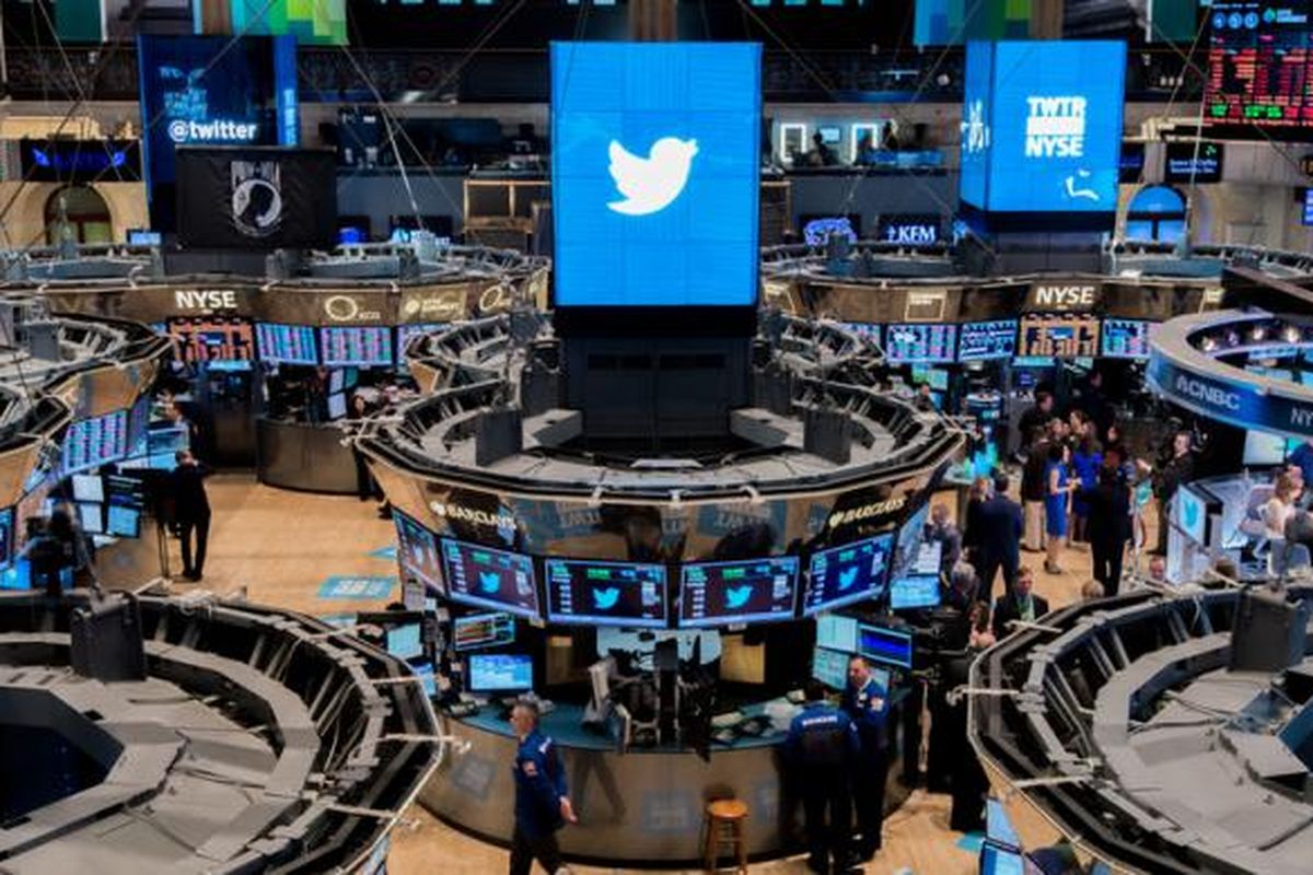 Suasana di bursa saham New York Stock Exchane (NYSE) saat Twitter menawarkan saham perdananya kepada publik, Kamis (7/11/2013).