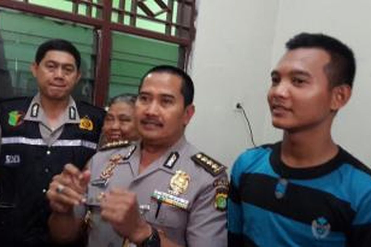 Kabiddokes Polda Metro Kombes Musyafak dan Aldi Tardiansyah, korban bom Thamrin saat proses healing di rumah Aldi, Bogor, Jawa Barat, Rabu (20/1/2016).