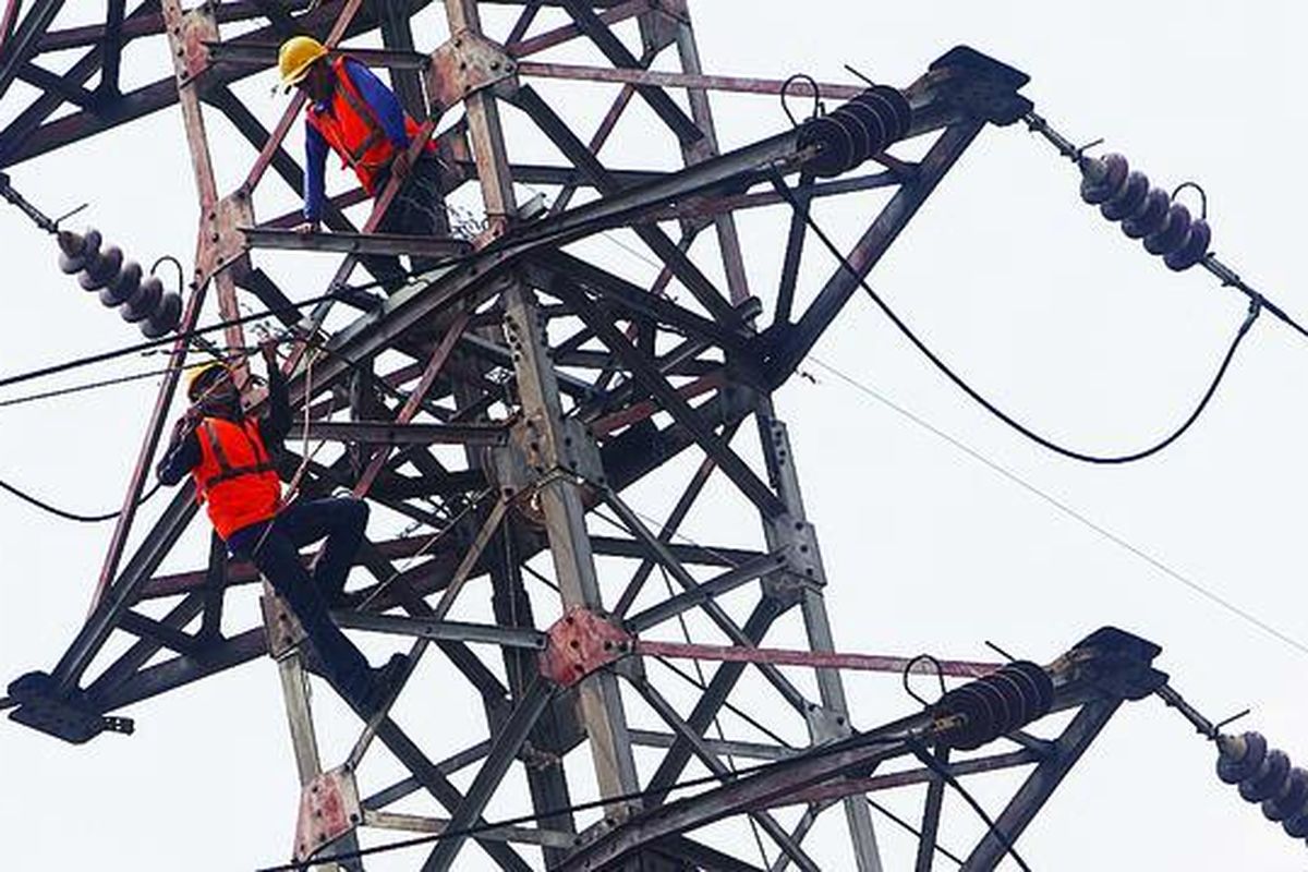 Dua pekerja memperbaiki kabel saluran udara tegangan ekstra tinggi yang rusak akibat te r b a k a r ny a trafo di gardu induk tegangan ekstra tinggi Cawang Baru, Jakarta, beberapa waktu lalu. Kejadian itu membuat Jakarta dan sekitarnya mengalami pemadaman listrik bergilir. Krisis listrik terjadi di hampir seluruh wilayah Indonesia karena neraca daya pembangkit negatif akibat tidak adanya investasi di sektor kelistrikan.