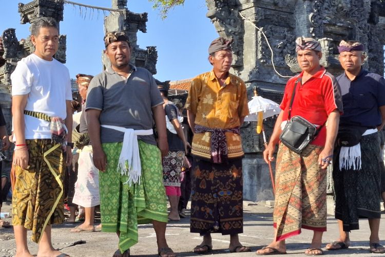 Warga bergotong royong memperbaiki halaman Pura Segara Penimbangan di Desa Adat Panji, Kecamatan Buleleng, Kabupaten Buleleng, Bali, yang rusak akibat dihantam gelombang pasang, Rabu (11/9/2024).