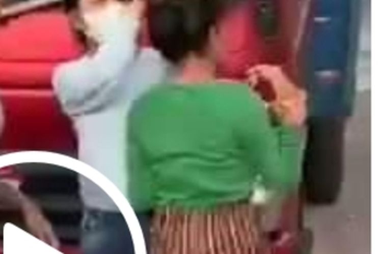 Video viral seorang perempuan di Ambon dianiaya seorang wanita hingga babak belur di kawasan Galunggung, Kecamatan Sirimau, Kota Ambon, Sabtu (27/11/2021)
