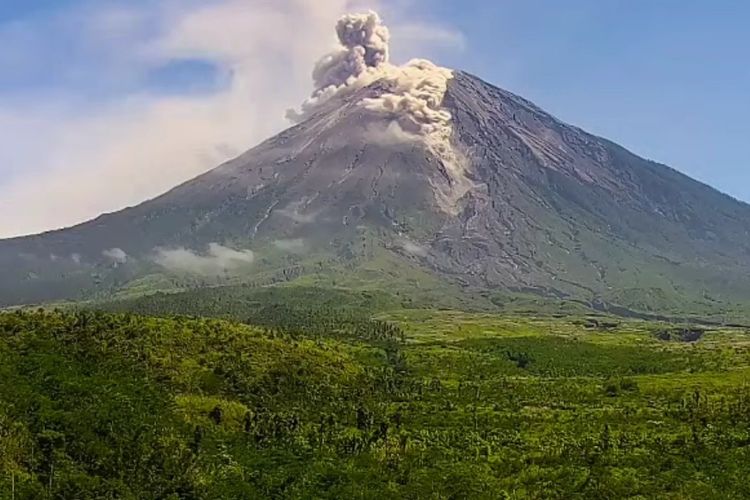 Gunung Semeru kembali mengalami erupsi, Sabtu (13/5/2023)