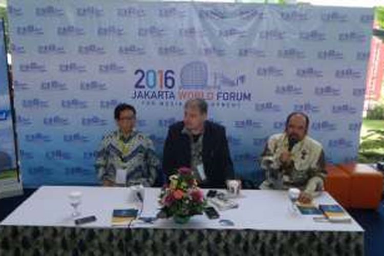 Sejumlah tokoh yang hadir dalam Global Forum for Media Development di Universitas Multimedia Nusantara, Selasa (20/9/2016). (Dari kiri ke kanan) Ketua Dewan Pers Yosep Adi Prasetyo, Ketua GFMD Leon Willems, dan Rektor UMN Ninok Leksono.