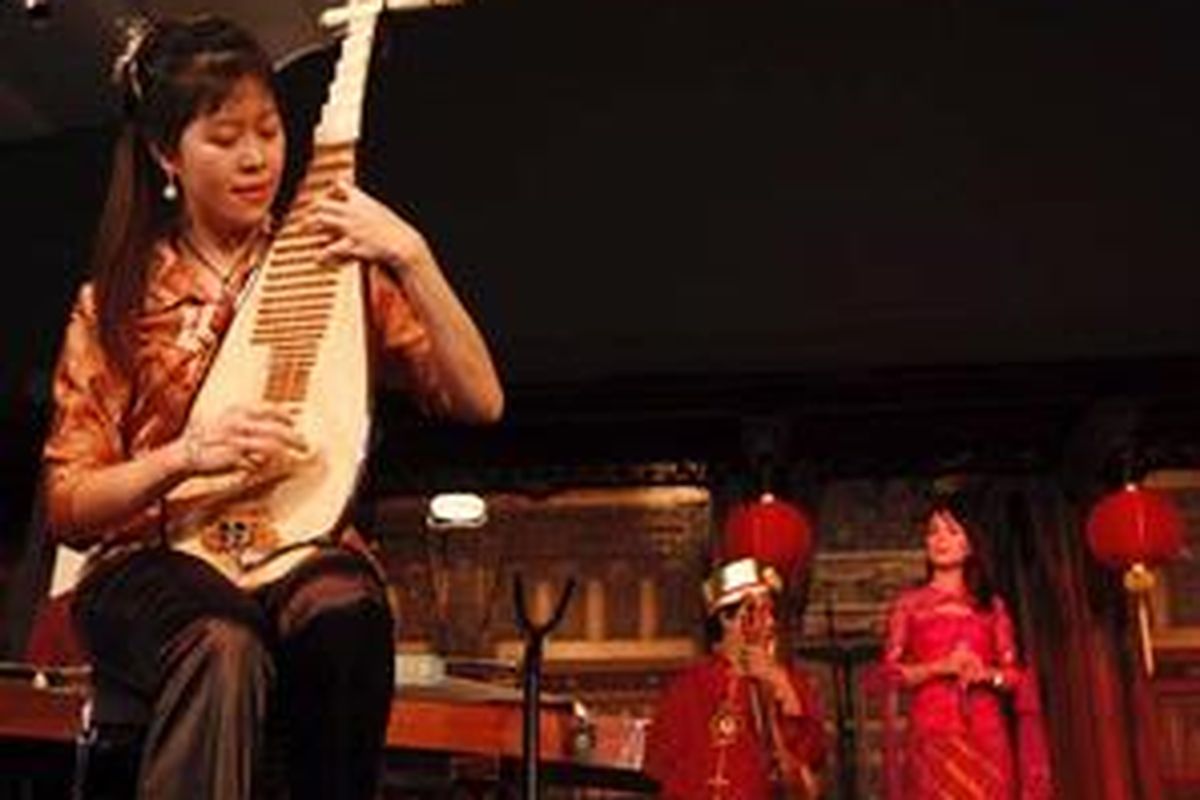 Catherine memetik phipha, alat musik khas China, mengiringi penampilan Mandarina - Anthony S. Band dalam Bentara Budaya Music Performance di Gedung Bentara Budaya Jakarta, Kamis (22/1) malam.