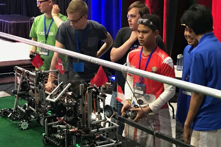 Para siswa Madrasah Aliyah Technonatura Depok saat tengah mengikuti  Internasional First Global Challenge Olympic Robot Competition 2017 yang dilangsungkan di Washington DC, Amerika Serikat pada Juli 2017.  Pada kejuaraan tersebut, mereka berhasil meraih peringkat kedua.