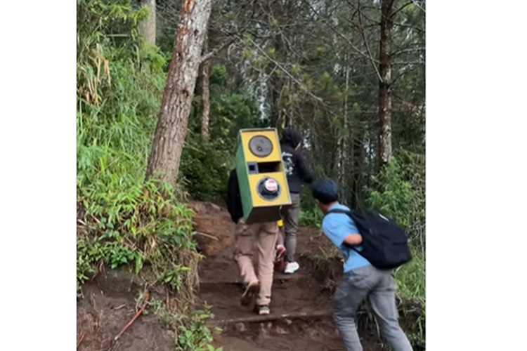 Sebuah video memperlihatkan rombongan pendaki laki-laki di Gunung Andong, Kabupaten Magelang, Jawa Tengah. Dalam rekaman tersebut, salah satu pendaki terlihat menggendong pengeras suara (speaker) berwarna hijau-kuning sambil memutar musik saat mendaki. Aktivitas ini terekam kamera dan diunggah akun Instagram @rina_sept27 pada dua hari lalu, yang memicu kritikan warganet.