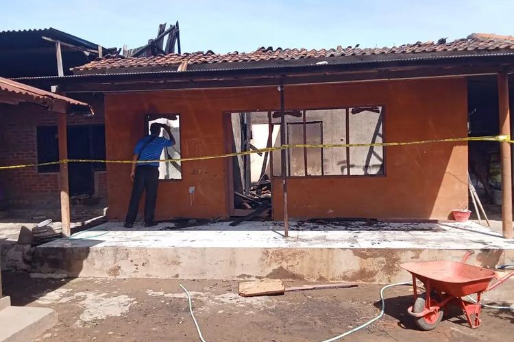 Sebuah rumah di Desa Patemon, Kecamatan Seririt, Buleleng, ludes diduga dibakar, Selasa (27/8/2024).