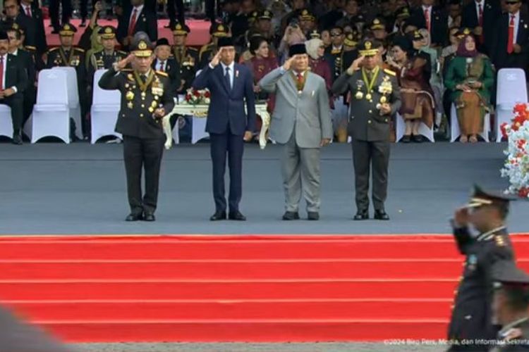 Presiden Joko Widodo dengan Presiden Terpilih Prabowo Subianto menyaksikan defile pasukan bersama dalam upacara peringatan Hari Bhayangkara ke-78 di Monas, Jakarta Pusat, Senin (1/7/2024). 