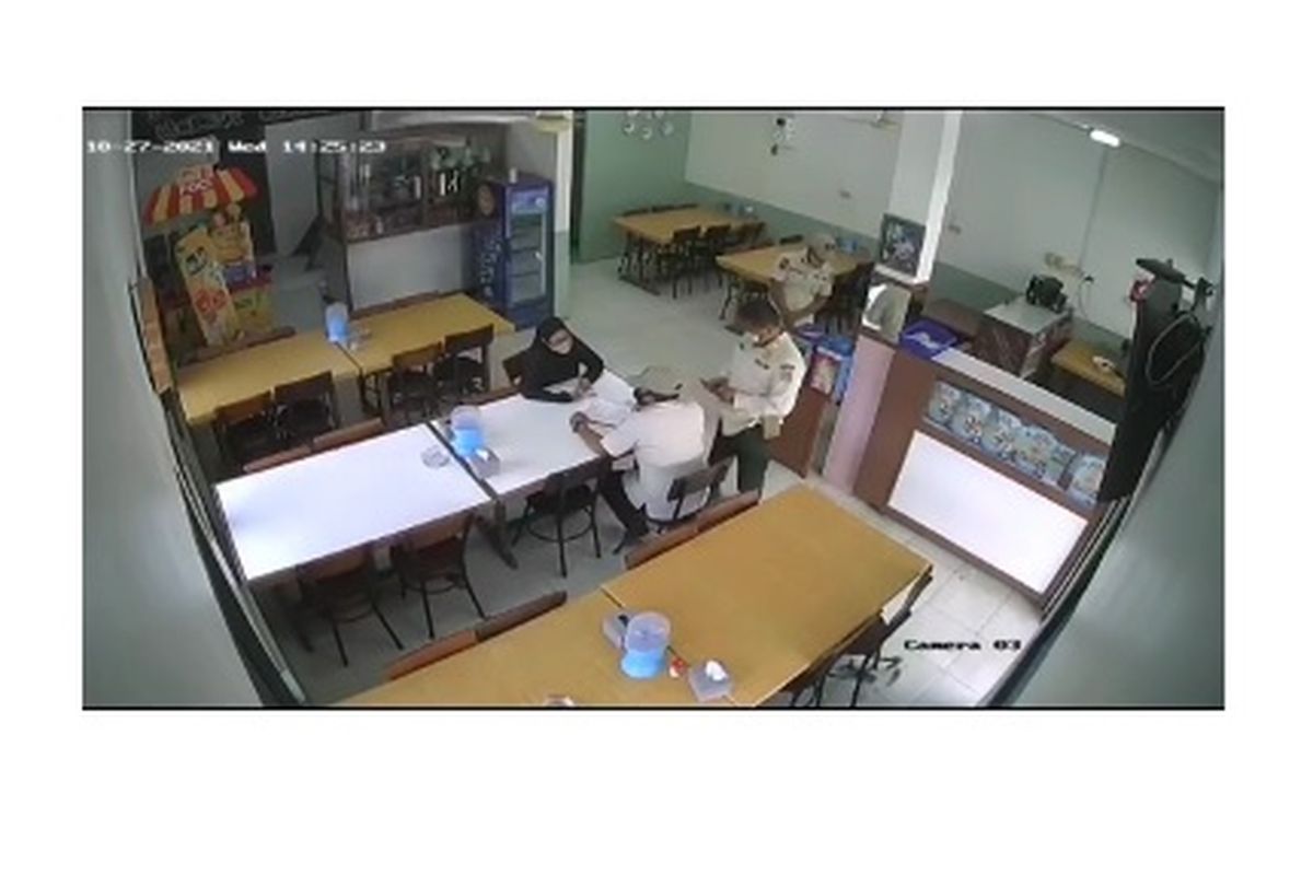 Tangkapan layar video viral memperlihatkan anggota Satpol PP ketika mendatangi rumah makan daerah Cengkareng, Jakarta Barat.