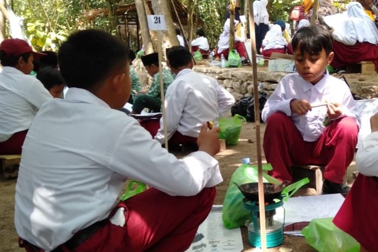 Padukuhan Gunting, Kalurahan Gilangharjo, Kapanewon Pandak, Kabupaten Bantul, DI Yogyakarta, meluncurkan wisata edukasi pembatik cilik.