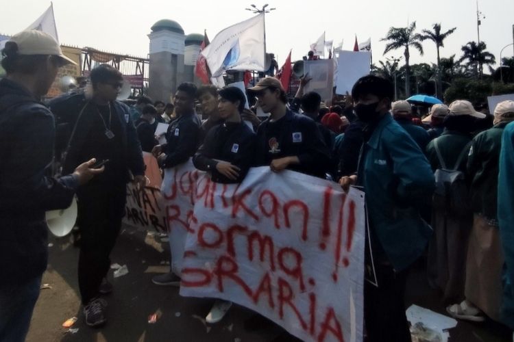 Massa aksi dari elemen mahasiswa berdatangan ke depan Gedung DPR/MPR RI, Jakarta Pusat, Selasa (27/9/2022).  Para mahasiswa berdemonstrasi itu membela hak buruh dan petani yang menolak kenaikan harga bahan bakar minyak (BBM) hingga Undang-Undang Cipta Kerja oleh pemerintah. 