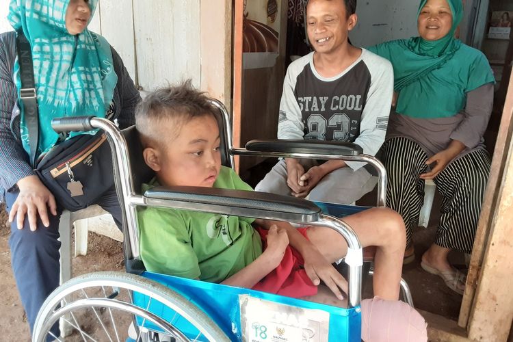 Abel, bocah yang kakinya diamputasi karena sakit gula. KOMPAS.COM/SLAMET PRIYATIN