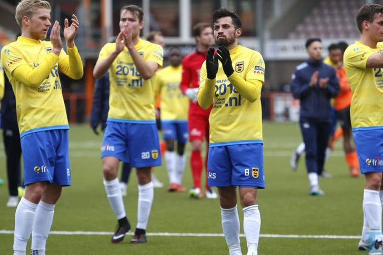 Gelandang SC Cambuur, Stefano Lilipaly (nomor punggung 8), memberikan tepauk tangan kepada suporter seusai laga melawan Volendam, Minggu (19/3/2017). 