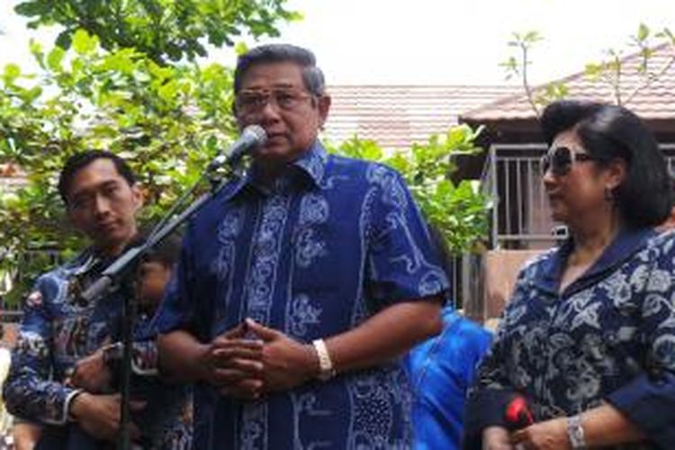 Presiden Susilo Bambang Yudhoyono dalam jumpa pers usai mencoblos di TPS 006 Gunung Putri, Bogor, Rabu (9/4/2014).