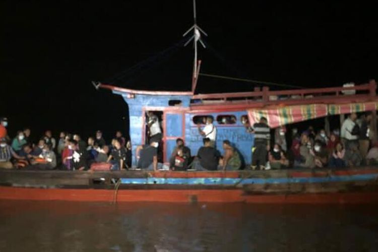 A total of 115 alleged Indonesian illegal migrant workers and children from Malaysia were arrested by the Indonesian Navy from Tanjung Balai Asahan Naval Base (Lanal) during a routine patrol on Saturday, March 13.    