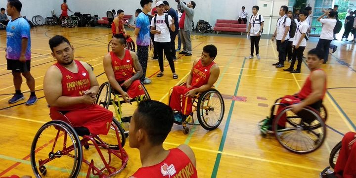 Para pemain tim nasional basket kursi roda Indonesia berbincang-bincang seusai laga uji coba melawan Thailand, di Old Sports Hall, British School Jakarta, Senin (25/6/2018).