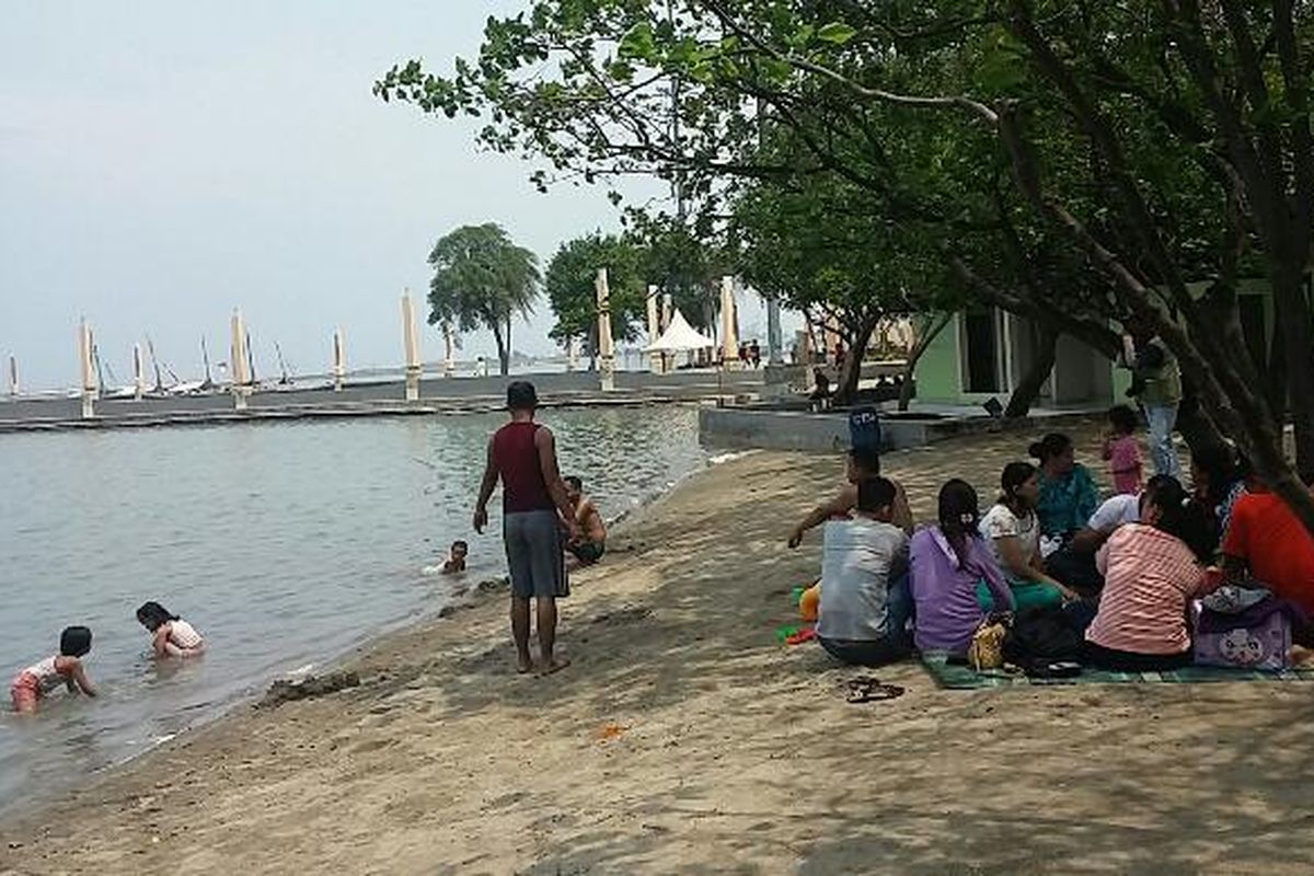 Sejumlah pengunjung di Pantai Ancol, Jakarta Utara pada Selasa (1/12/2015)