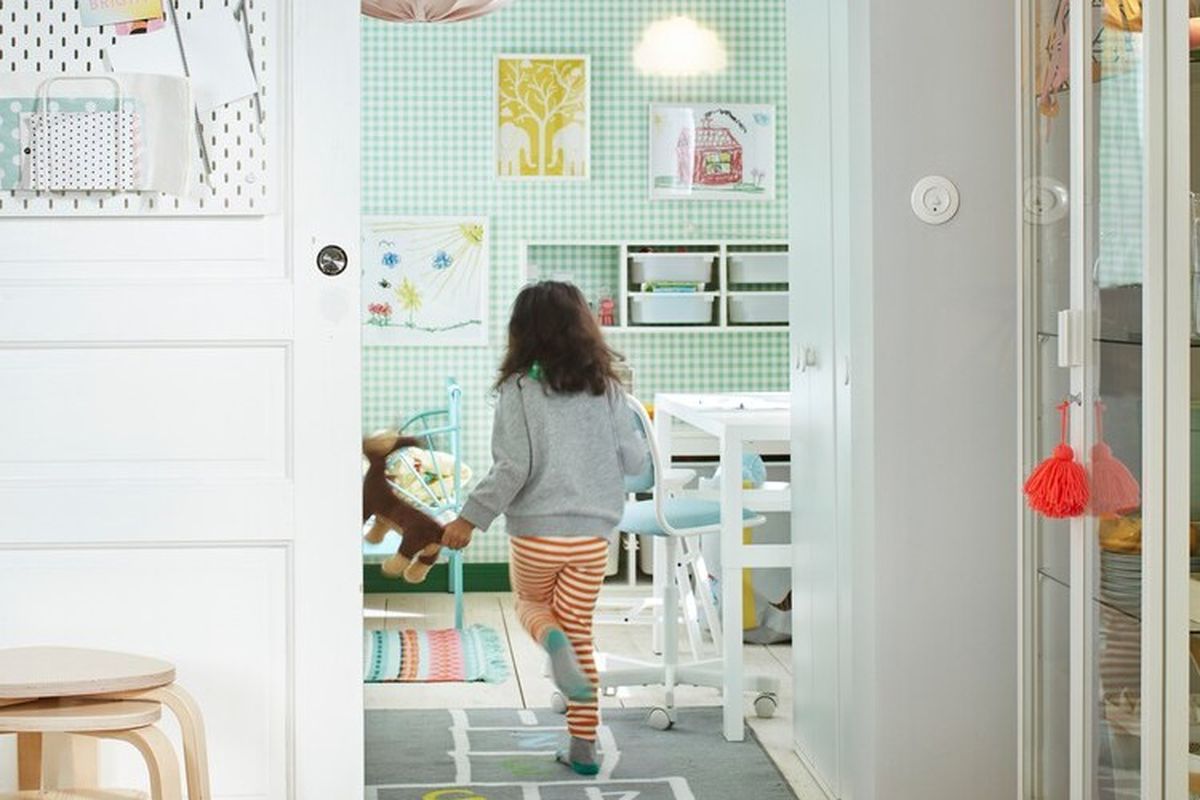 Ilustrasi kamar anak dengan warna cat dinding cerah yang menambah keceriaan.