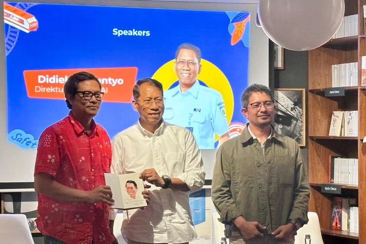 Direktur Utama PT Kereta Api Indonesia (Persero) atau KAI Didiek Hartantyo (tengah) bersama dua penulis buku Masinis yang Melintasi Badai, Wisnu Nugroho dan Zulfikar Akbar. 