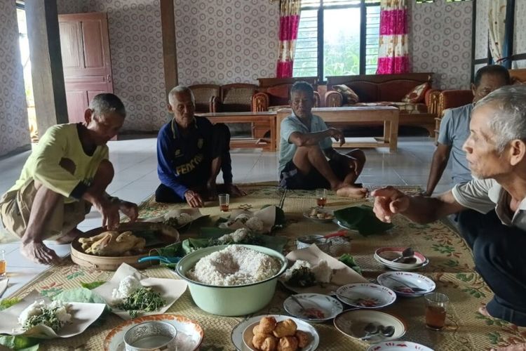 PMK: Warga di Kalurahan Pampang, Paliyan, Gunungkidul, DIY menggelar kenduri kesembuhan 3 ekor sapi dari PMK, Rabu (15/1/2025).