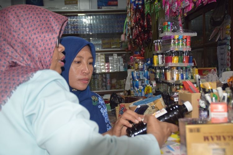 Balai Pengobatan Obat dan Makanan (BPOM) Kota Baubau Sulawesi Tenggara menemukan ratusan barang dagangan illegal dan kadaluarsa. Barang dagangan illegal tersebut berupa zat pewarna dan perasa makanan yang nomor registrasinya palsu.