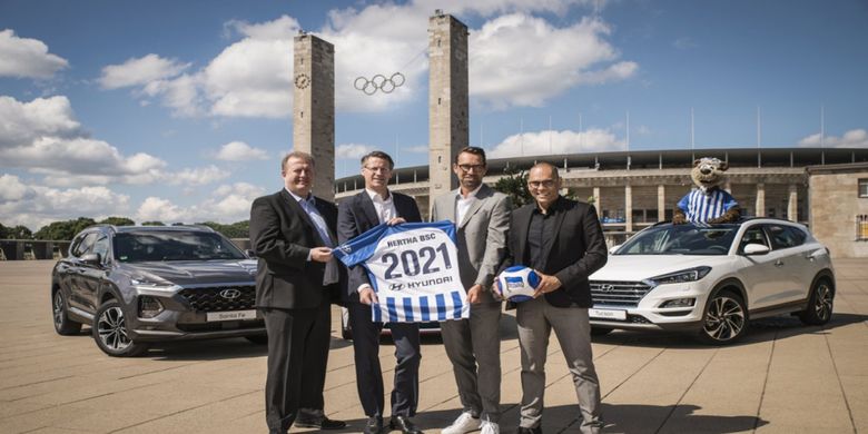 Para petinggi Hertha Berlin memamerkan jersey dengan logo Hyundai yang akan jadi global automotive partner dari klub tersebut.