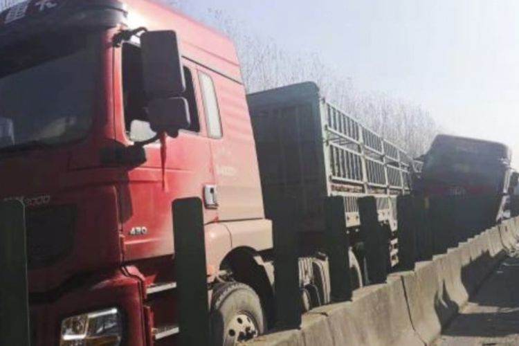 Sejumlah truk yang terlibat kecelakaan beruntun akibat kabul tebal di ruas jalan raya di China tengah, Senin (19/11/2018).