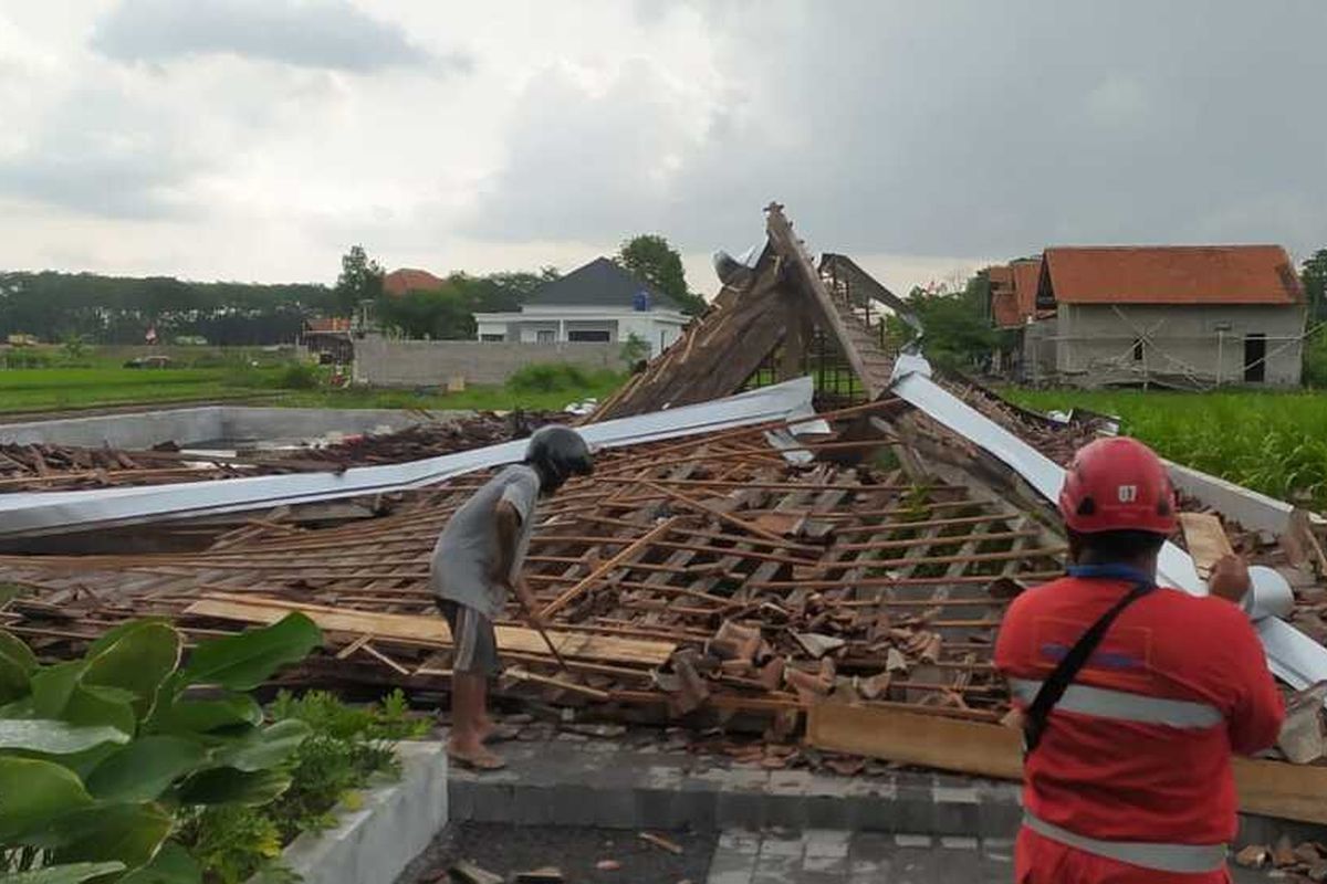 ROBOH: bangunan joglo warung soto di Purwomartani, Kapanewon Kalasan, Kabupaten Sleman, DIY, roboh akibat hujan disertai angin kencang, Senin (14/10/2024);.