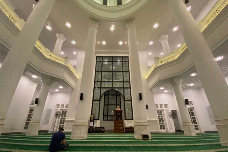 Interior bagian dalam Masjid Ramlie Musofa di Sunter, Jakarta Utara, yang megah. 