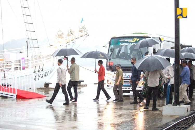 Jelang penyelenggaraan KTT ASEAN ke-42 di Labuan Bajo, Manggarai Barat, Nusa Tenggara Timur (NTT), Presiden RI Joko Widodo didampingi Menteri Pekerjaan Umum dan Perumahan Rakyat (PUPR) Basuki Hadimuljono meninjau kawasan dermaga Waterfront Marina sebagai tempat bersandar Kapal Phinisi Ayana yang menjadi salah satu fasilitas pendukung penyelenggaraan KTT ASEAN ke-42.