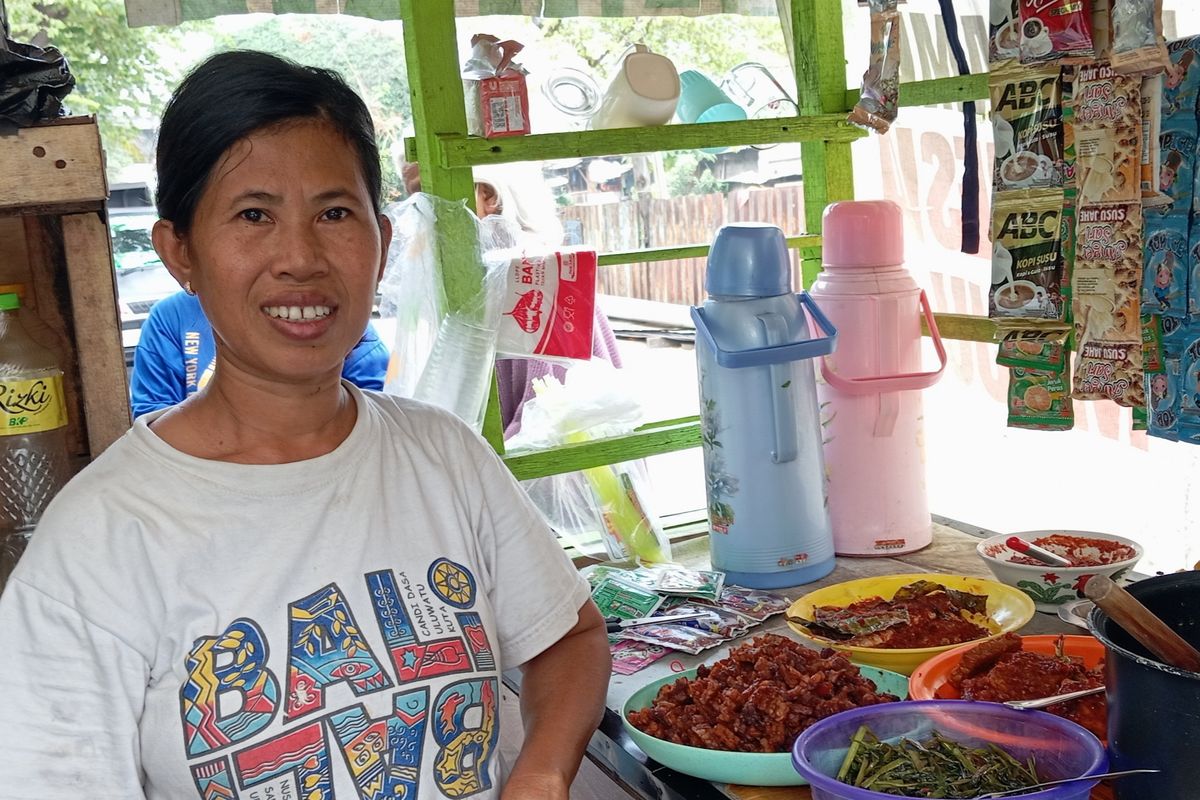 Pelanggannya Kebanyakan Pemulung, Penjual Warung Nasi Terpaksa Banting Harga agar Tetap Laku