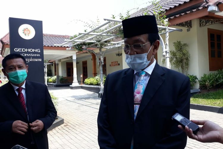 Gubernur DIY Sri Sultan Hamengkubuwono X saat ditemui wartawan di kompleks kepatihan, Yogyakarta, Senin (3/8/2020)