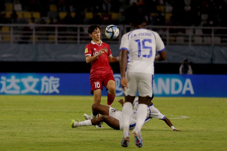 Pemain Timnas Indonesia Amar Brkic mengontrol bola saat laga kedua babak penyisihan Grup A Piala Dunia U17 2023 Indonesia melawan Panama yang berakhir dengan skor 1-1 di Stadion Gelora Bung Tomo Surabaya, Jawa Timur, Senin (13/11/2023) malam.