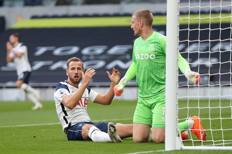 Ekspresi Harry Kane setelah gagal mencetak gol pada babak pertama Tottenham vs Everton di Stadion Tottenham Hotspur, Minggu (13/9/2020) malam WIB. 