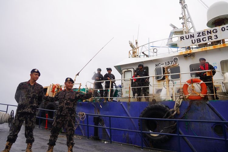 Kapal ikan berbendera Rusia KM Rin Zeng ditangkap petugas Direktorat Pengawasan Sumber Daya Perikanan dan Kelautan (PSDKP) di Peraiaran Arafura, Muku, Minggu (19/5/2024)