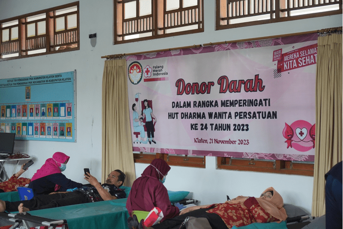 Kegiatan donor darah dalam rangka memperingati Hari Ulang Tahun (HUT) ke-24 Dharma Wanita Persatuan (DWP), Selasa (21/11/2023)