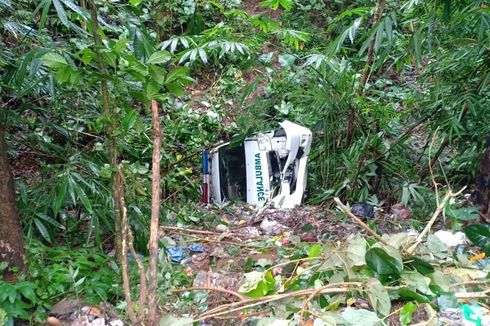 Detik-detik Ambulans yang Bawa Jenazah dan 3 Penumpang Terjun ke Jurang 10 Meter