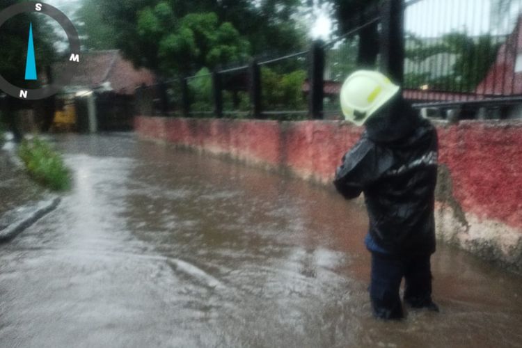 Suku Dinas (Sudin) Penanggulangan Kebakaran dan Penyelamatan (Gulkarmat) Jakarta Timur mencatat, ada empat titik banjir di wilayah Jakarta Timur akibat hujan deras yang mengguyur, Selasa (5/4/2022) sore.
