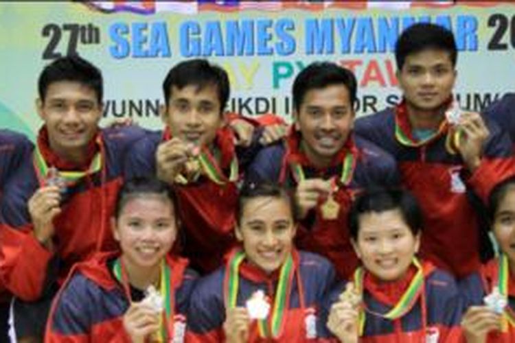 Tim bulu tangkis Indonesia ke SEA games ke 27 di Naypyidaw berhasil meraih tiga emas, tiga eprak dan satu perunggu.