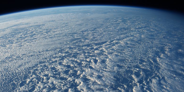 Lubang ozon di atmosfer dari luar angkasa. Elemen gambar ini dilengkapi oleh NASA 