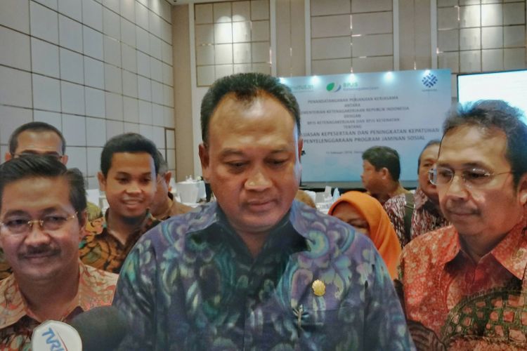 Dirjen Pembinaan Pengawasan Ketenagakerjaan dan K3 Sugeng Priyanto (tengah) Direktur Kepatuhan, Hukum dan Hubungan Antar Lembaga BPJS Kesehatan, Bayu Wahyudi (kiri), Direktur Kepesertaan BPJS Ketenagakerjaan, E Ilyas Lubis (kanan) di Hotel Fairmont, Jakarta (15/2/2018).